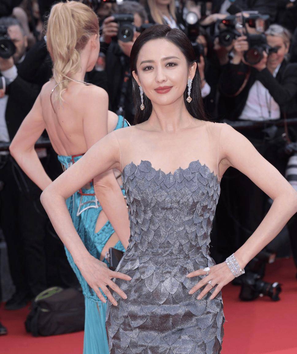 戛纳这一夜,妖艳四射的巩俐和关晓彤,败给了全"裹"出镜的赵涛