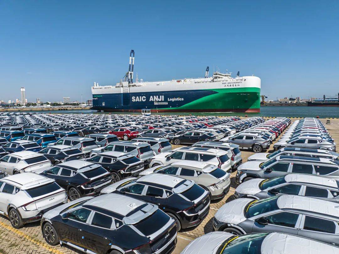 新一代环保型滚装运输船在山东港口烟台港带货交付 
