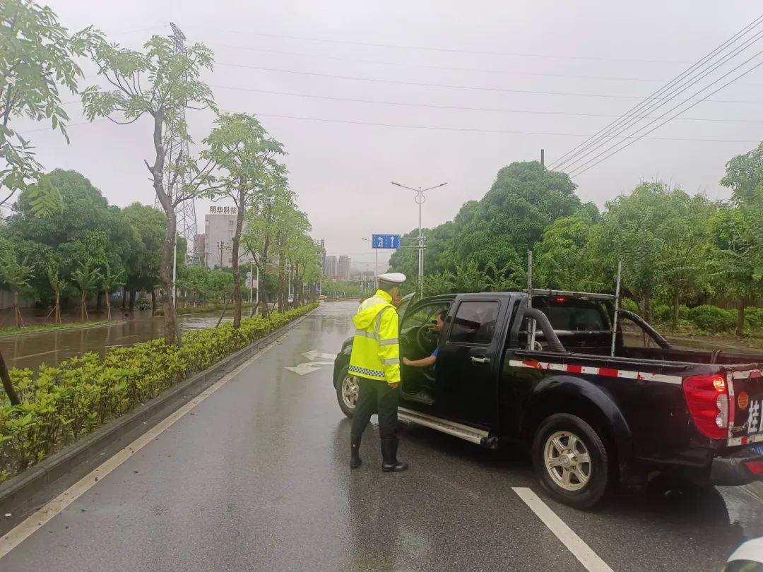区路段因强降雨天气积水严重,双向车道均无法通行,防城港市公安局交警