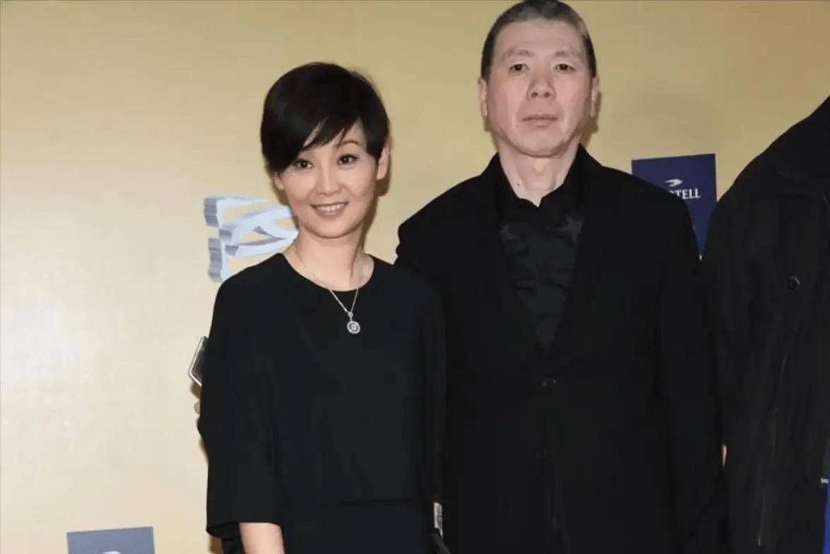 24年后,再看冯小刚现任妻子徐帆,才明白她与张娣谁更"清醒"