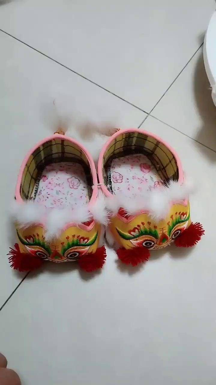 宝宝穿连脚棉裤鞋子