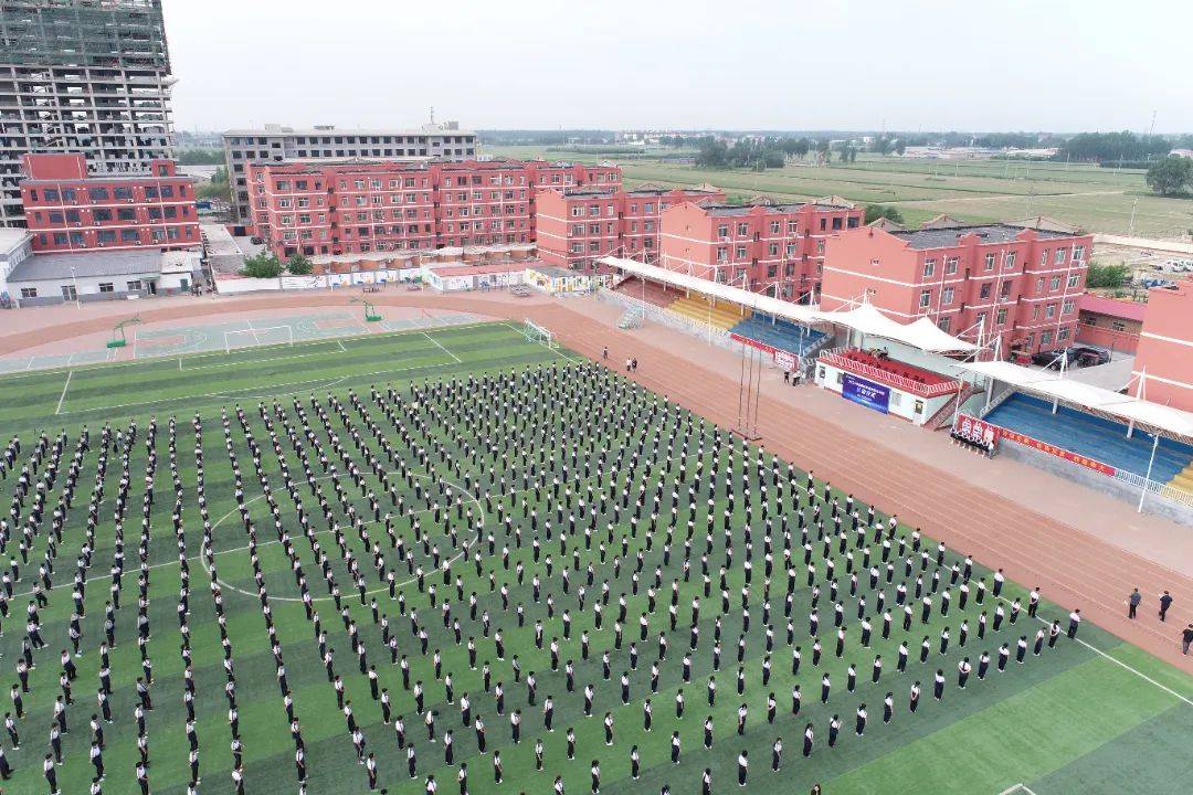 高阳县企业代表,初中学校代表,职教中心1600余名师生参加启动仪式.