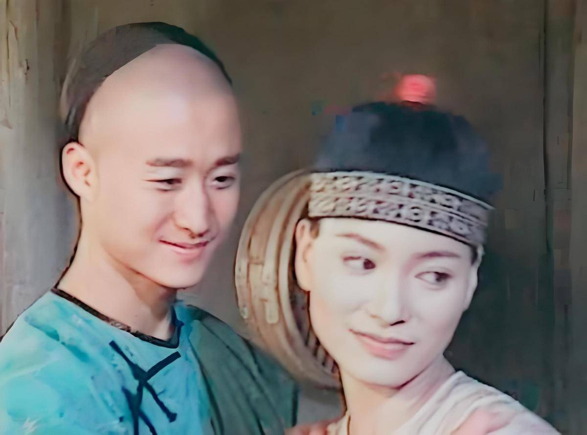 抛弃吴京嫁富豪,如今吴京票房超200亿,沦为卖鱼大婶的