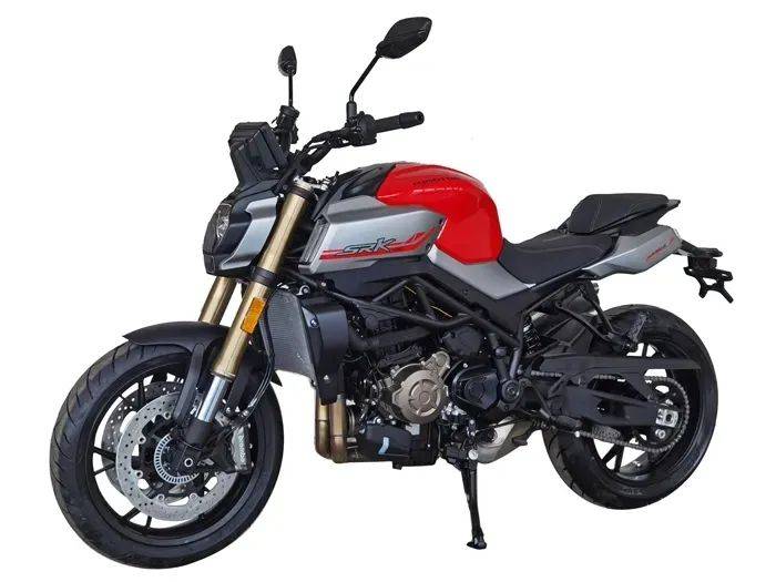 追900最早是在去年的米兰展上亮相,在一众复古运动街车中,追900的设计