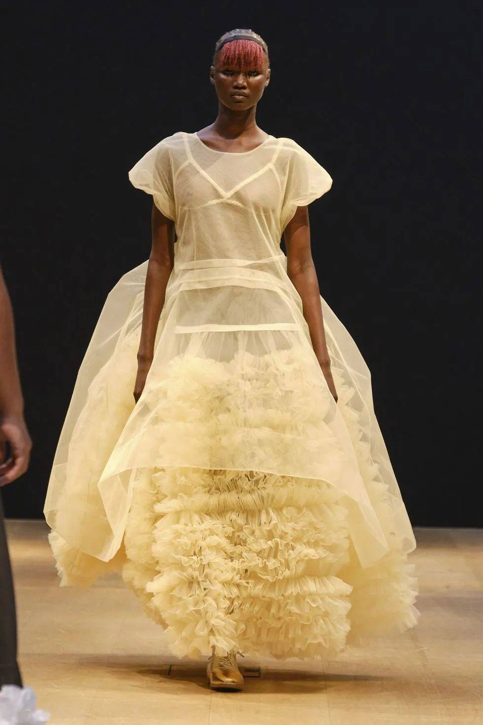 奶油黄色连衣裙是一种趋势,会让你忘记白色连衣裙,t台和造型师的说法