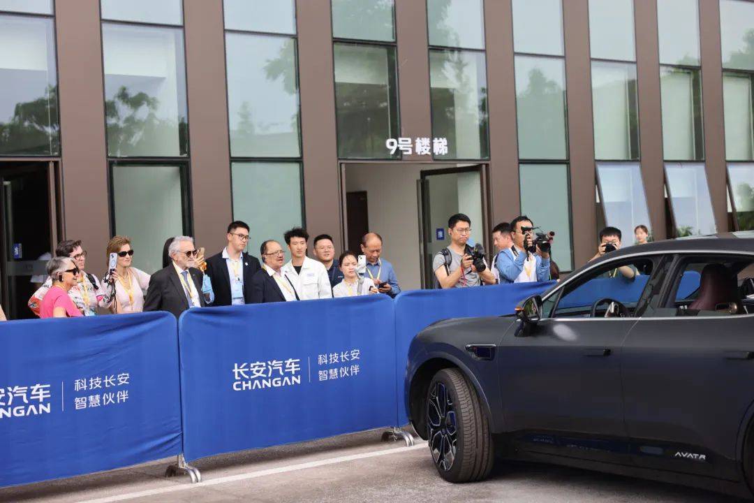 研发中心的室外场地,多国使节近距离观赏了长安汽车最新的泊车技术