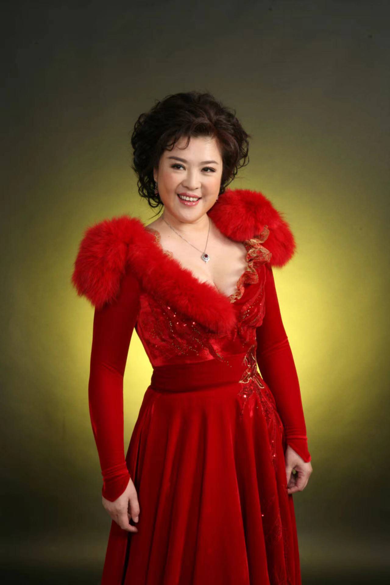 万山红,著名歌剧表演艺术家,女高音歌唱家,国家一级演员.