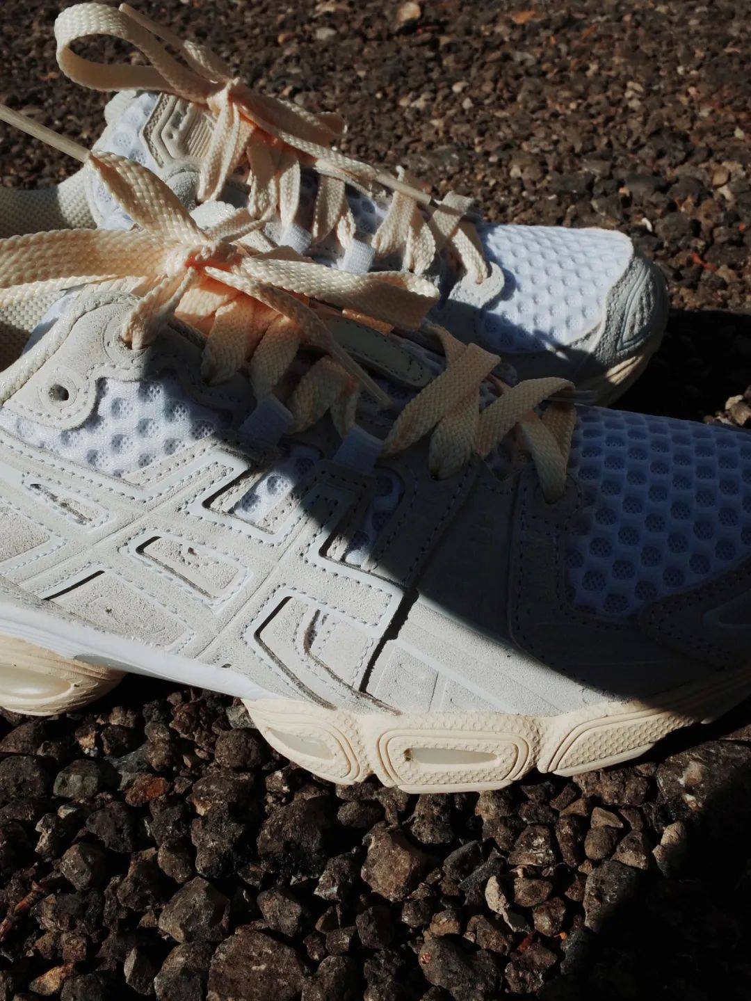 其中米色粗鞋带版本是我的爱另一边的nike air rift则是魔术贴粘扣开