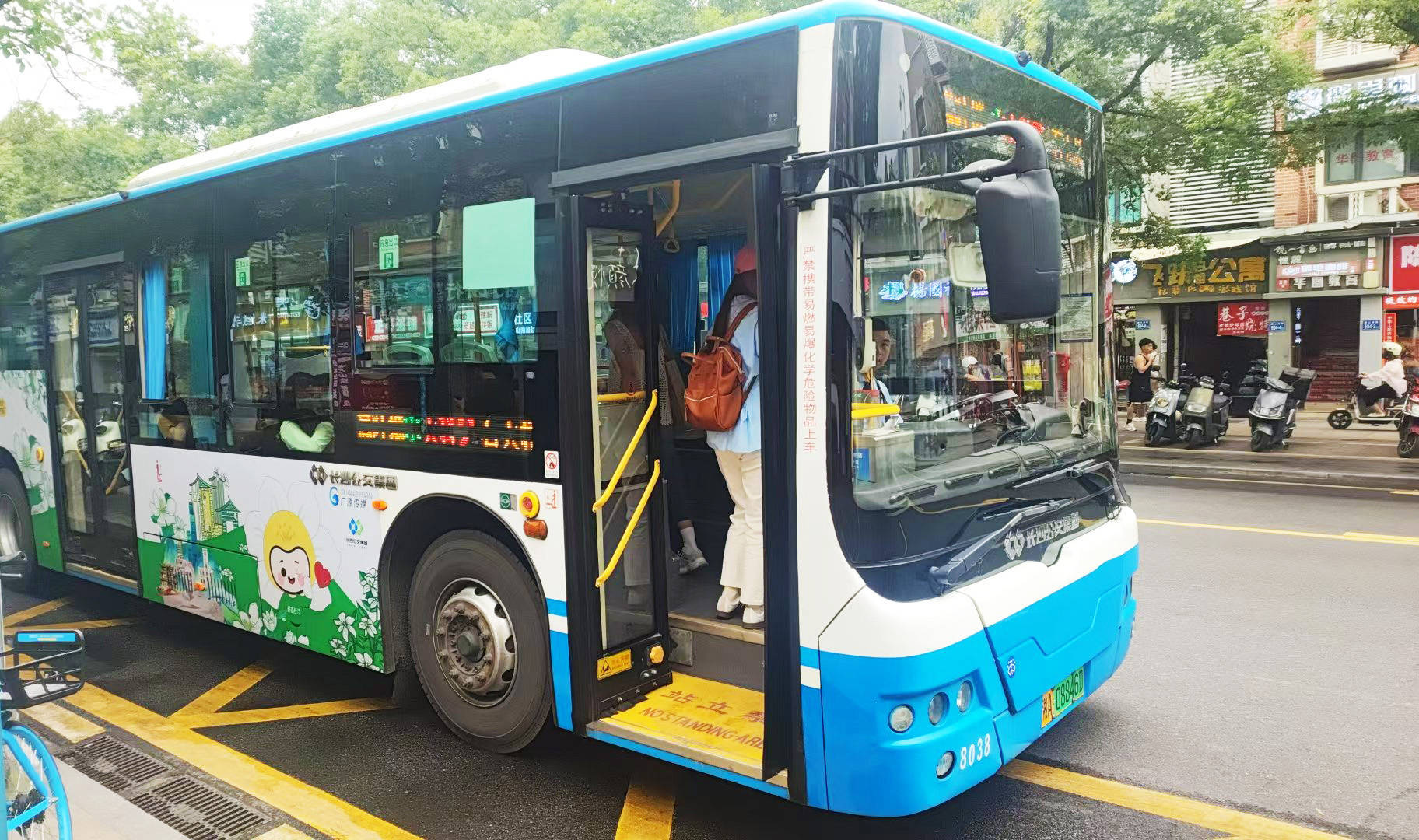 长沙公交变身“香车”，乘客直呼“太浪漫了”！