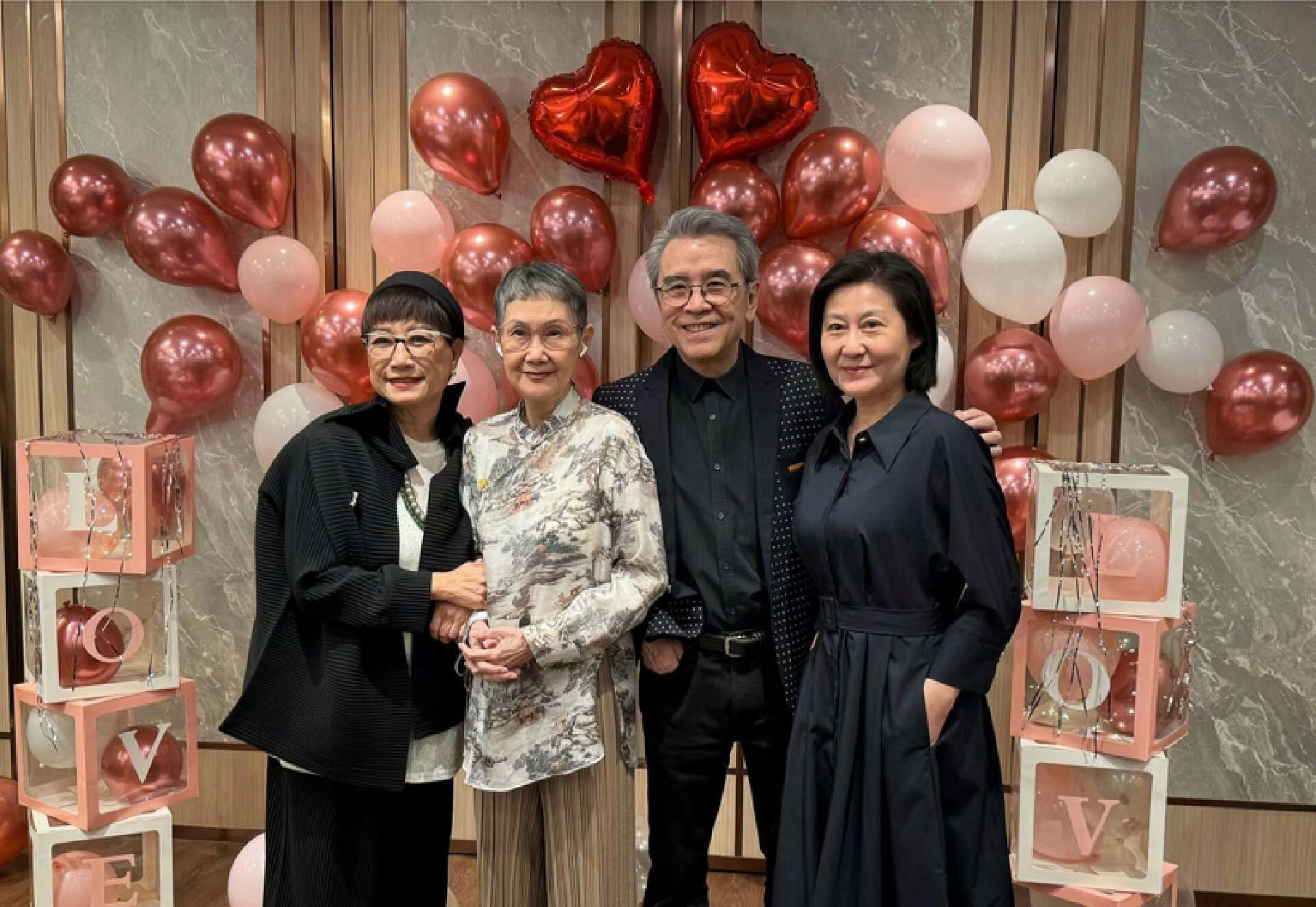 姜大卫结婚50年庆祝金婚,和患癌妻子当众亲吻,甜蜜感情羡煞旁人