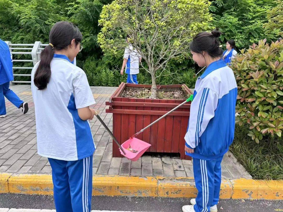 活动当天,学生们身着整齐的校服,手握垃圾袋和清扫工具,犹如一道亮丽