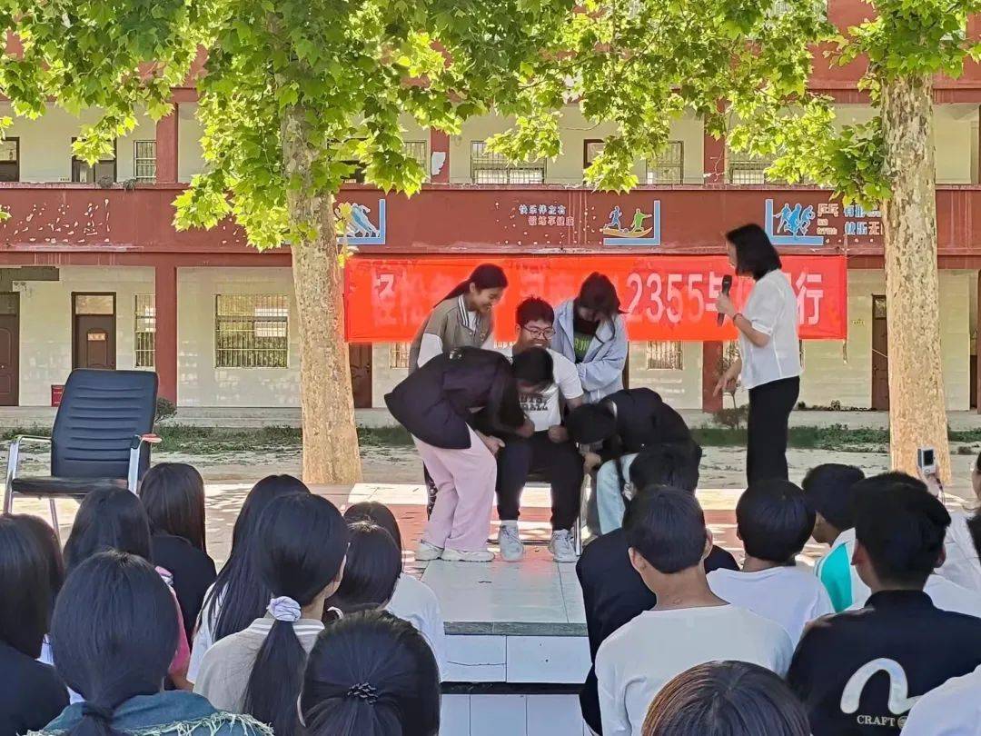 日,省12355青少年服务台讲师团成员刘小晓老师走进厉庄乡第一初级中学