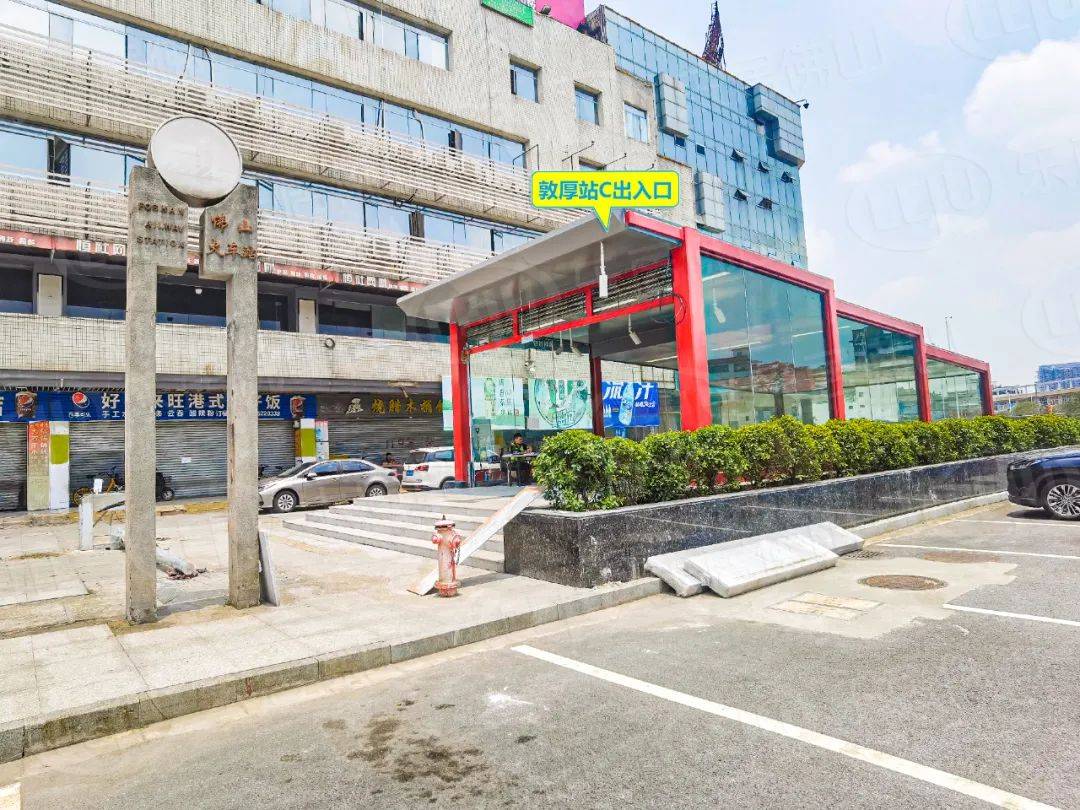 该站点共设有3个出入口,其中a站口和c站口两个站口都位于佛山站一侧,c