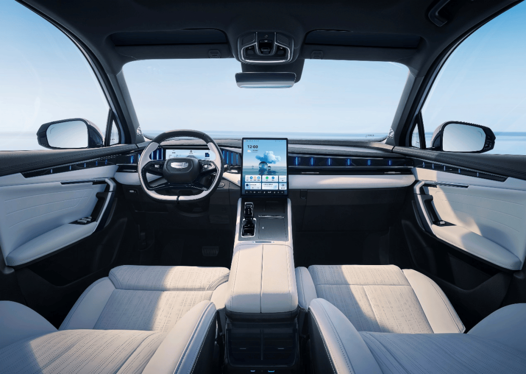 不遮视线;同时,车内配备可开启巨幕全景天窗,哈曼infinity头枕音响