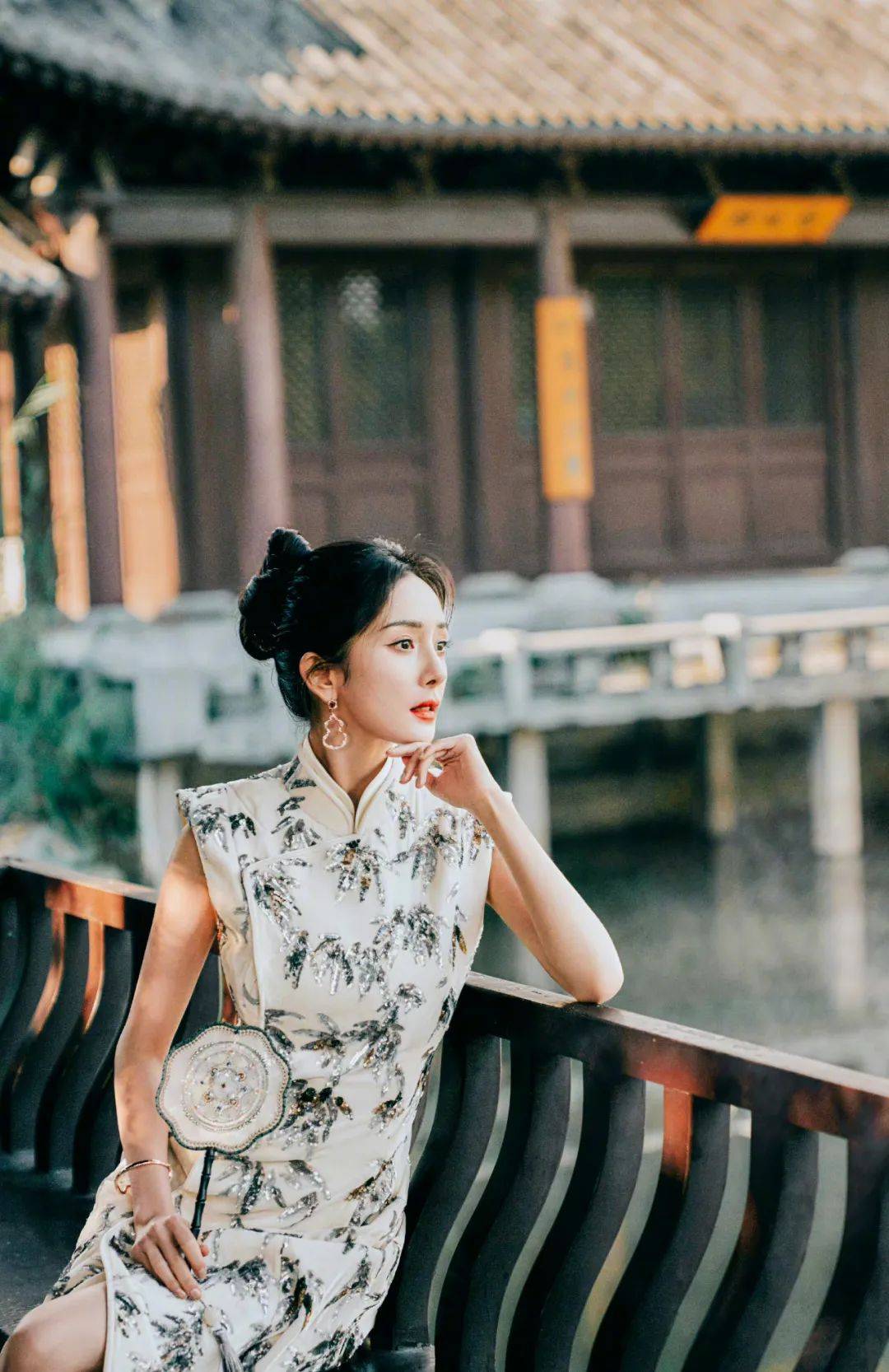 想要把扎发能与新中式融合得更好像杨幂这样高高的盘起发髻被挽成