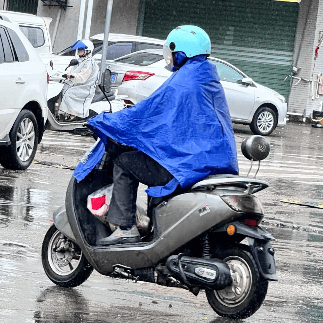 暴雨来袭!出行需注意→_车辆_雨天_天气