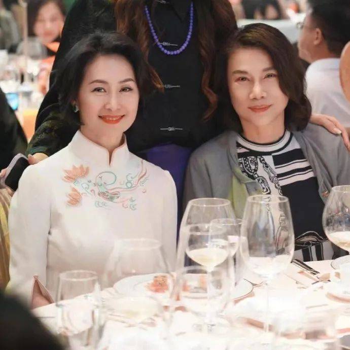 郭晶晶和董明珠越来越像了,就连气质风格也差不多,职业风尽显女强人
