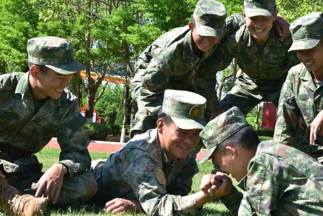尊干爱兵 兵兵友爱 | 看新训官兵如何演绎“1+1+1>3”……_战友_训练_陆军
