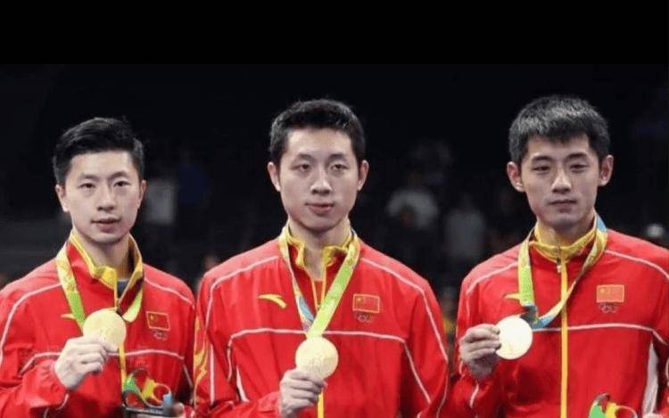 从左往右马龙,许昕,张继科邱贻可压根不用出场,马龙,张继科,许昕以