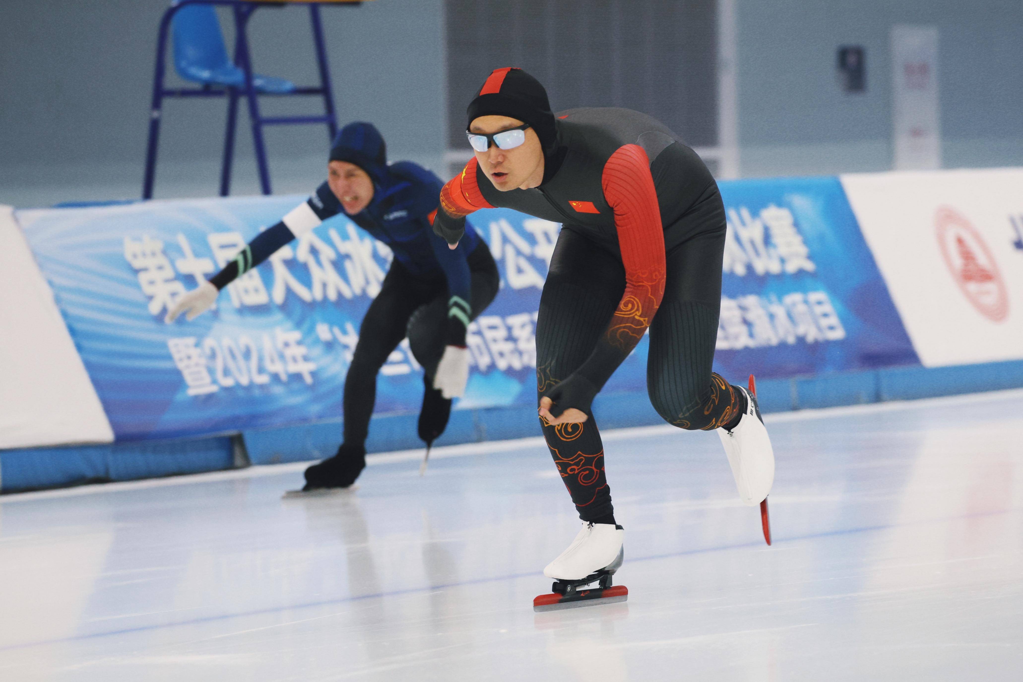 第十届大众冰雪北京公开赛速度滑冰比赛举行