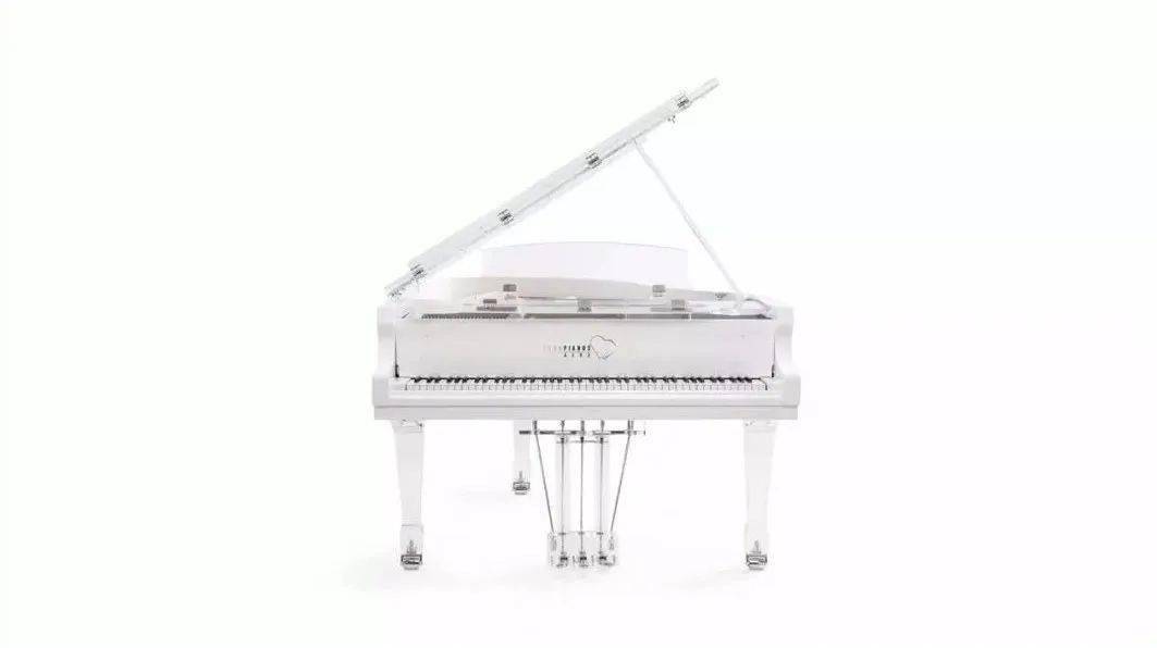 人民币因为单单旁边这台低调的水晶钢琴这些家具的价格都是小case沙发