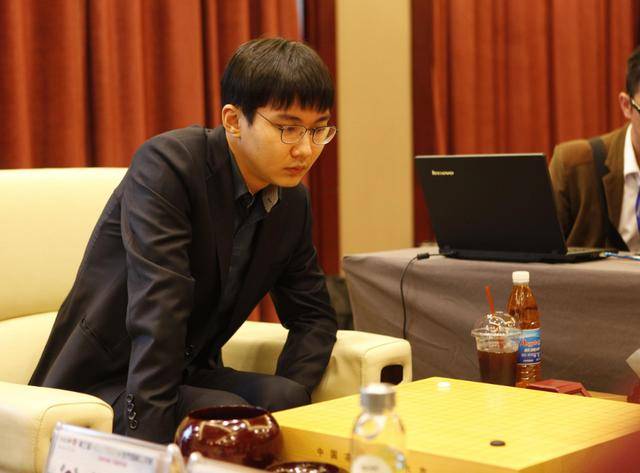 中韩棋手对抗中,中国前围棋第一人辜梓豪九段与韩文敏钟韩围甲强强