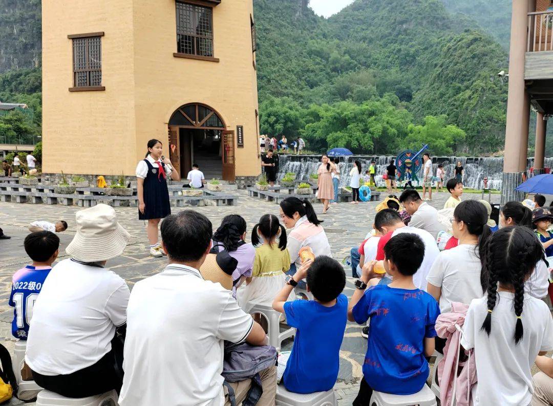 当天,研学家庭首先来到龙州起义纪念馆,聆听龙州起义革命历史,倾听