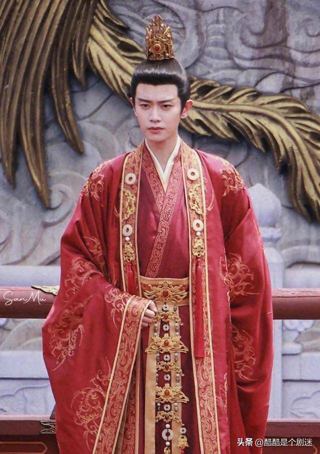 任嘉伦在剧中扮演的是皇帝,这是在大唐荣耀之后又一次演皇帝,一个少年