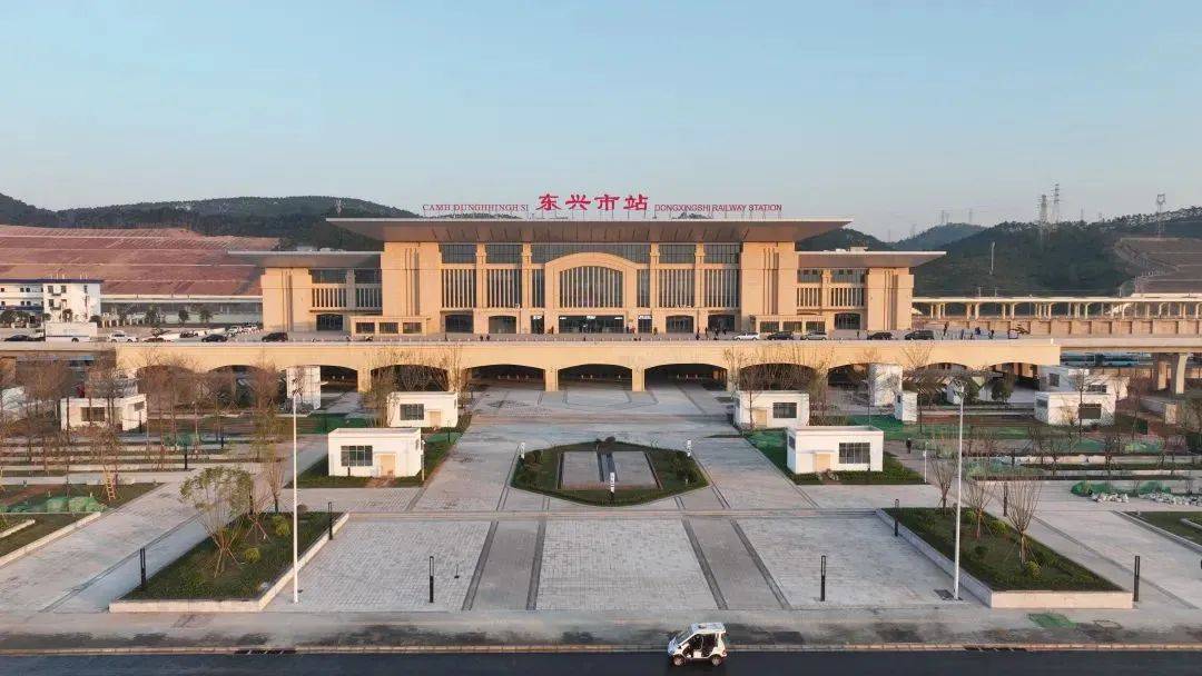 去年12月27日,防东铁路开通运营,和越南接壤的东兴市迈入高铁时代.