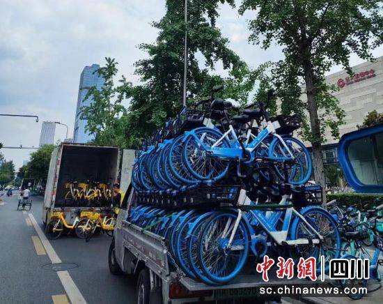 志愿者联合工作队伍,开始对乱停乱放的共享单车进行规范整理,工作人员