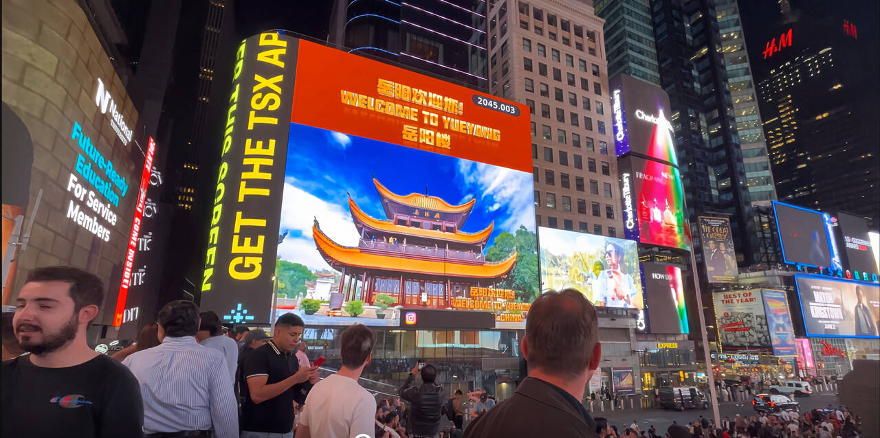 深圳晚报登上纽约时代广场!只因八岁小孩哥