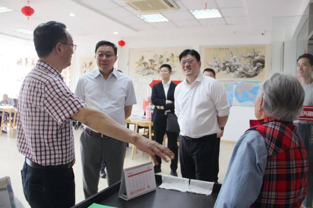 综合楼在亲自观摩体验了样板房后,领导们对逸和源的配套设施和服务