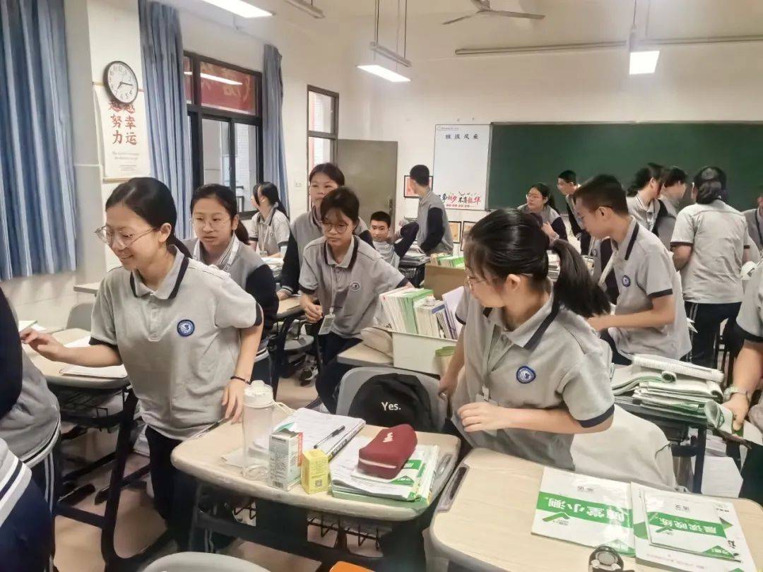 每个班级有序开展疏散行动,参与演练的师生冷静,迅速,有序地离开教室