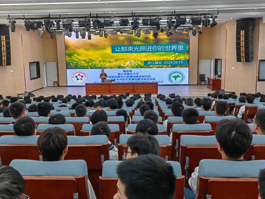 5月16日,成长导师·缙云县西式面点技能大师杨宗霖走进旅游专业烘焙