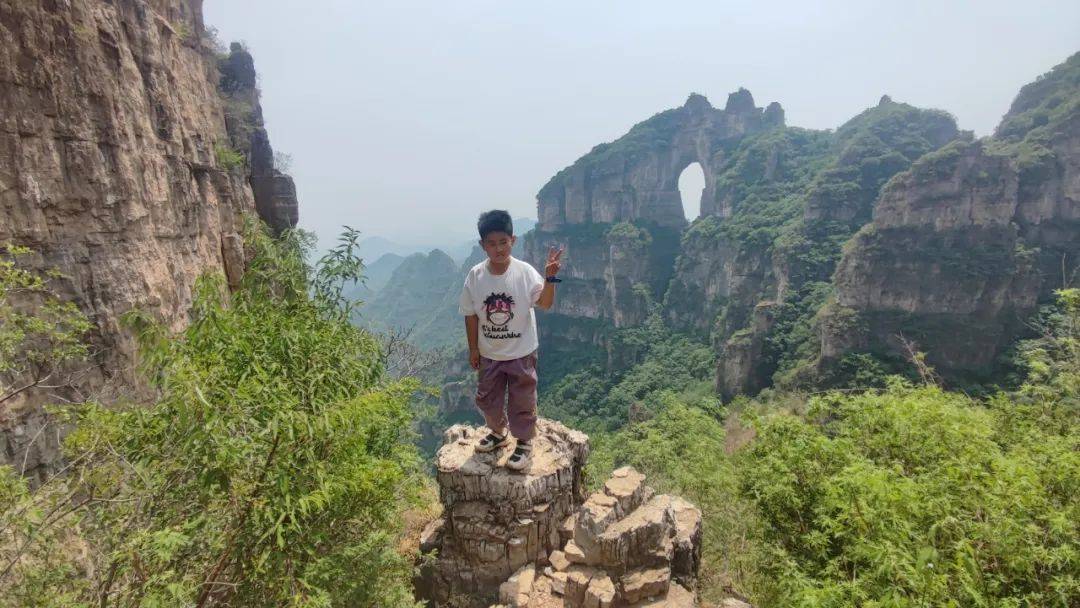 传说蚕姑圣母修练成仙后,一掌破峰成"门",由此乘车飞去,而那"门扇"则