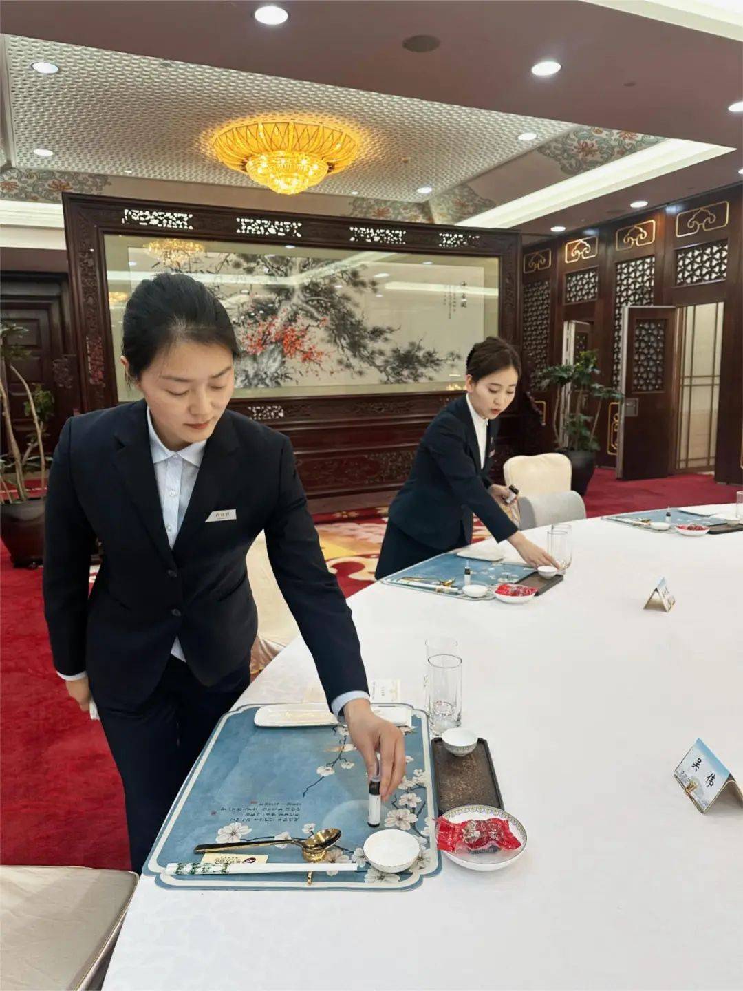服务无止境 满意无终止客房部经理李霞是第二次去丽华大酒店学习,又有