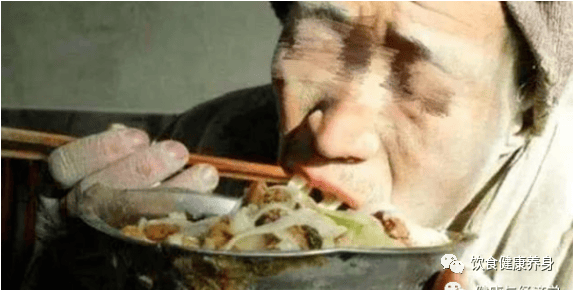 贫穷,可以让家长卑微到什么程度?努力的父母,苦都往肚子咽