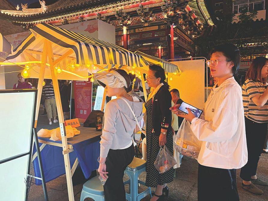 山西经济日报全媒体实习记者 姚雅馨 摄"走,去逛逛夜市!