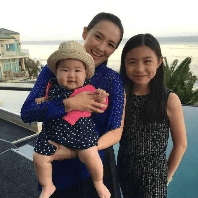 毕竟在她小时候,长得简直就是汪峰的缩小版