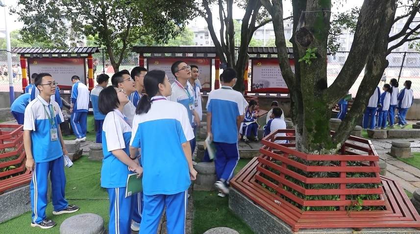 5月21日,江华二中生物老师通过生动讲解与实践带领,让同学们对生物