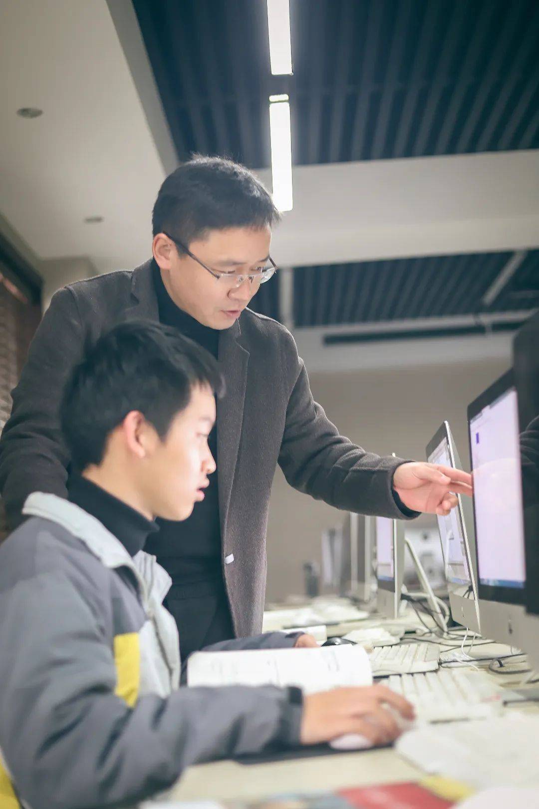 代表风采|王昌东:躬耕三尺讲台 情系"一老一小"