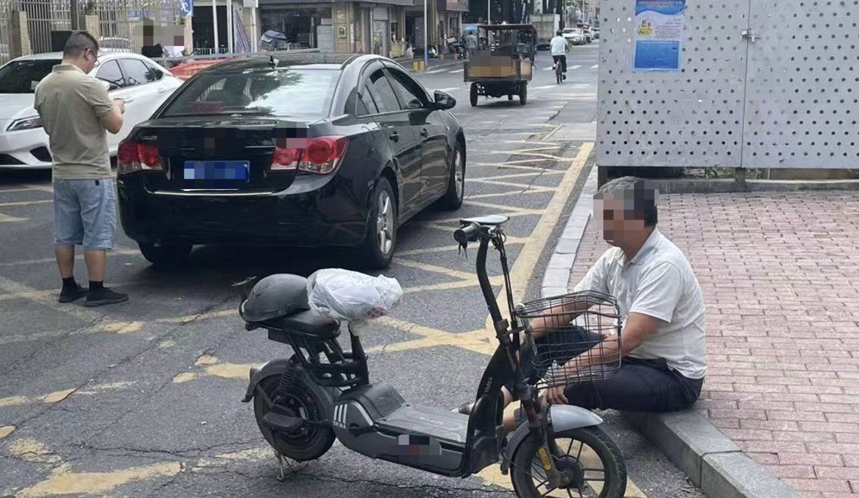 当天,陈某骑电动自行车在路上行驶时,一边看手机一边骑行,且未靠道路