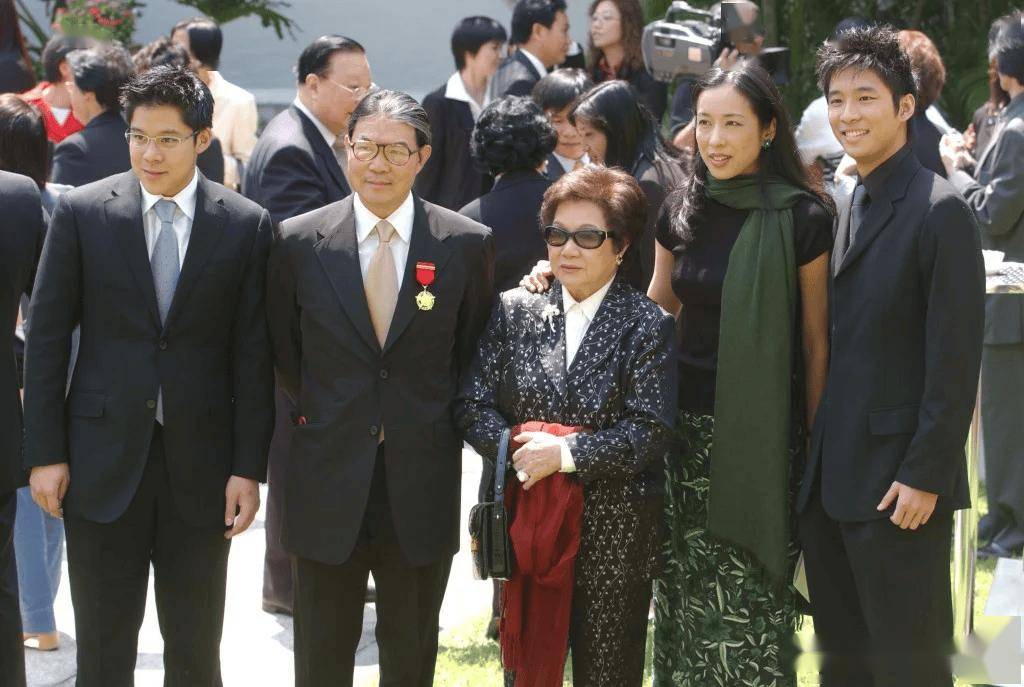 霍启仁和前女友rebecca lo拍拖五年中,分手后rebecca无法释怀,最终走