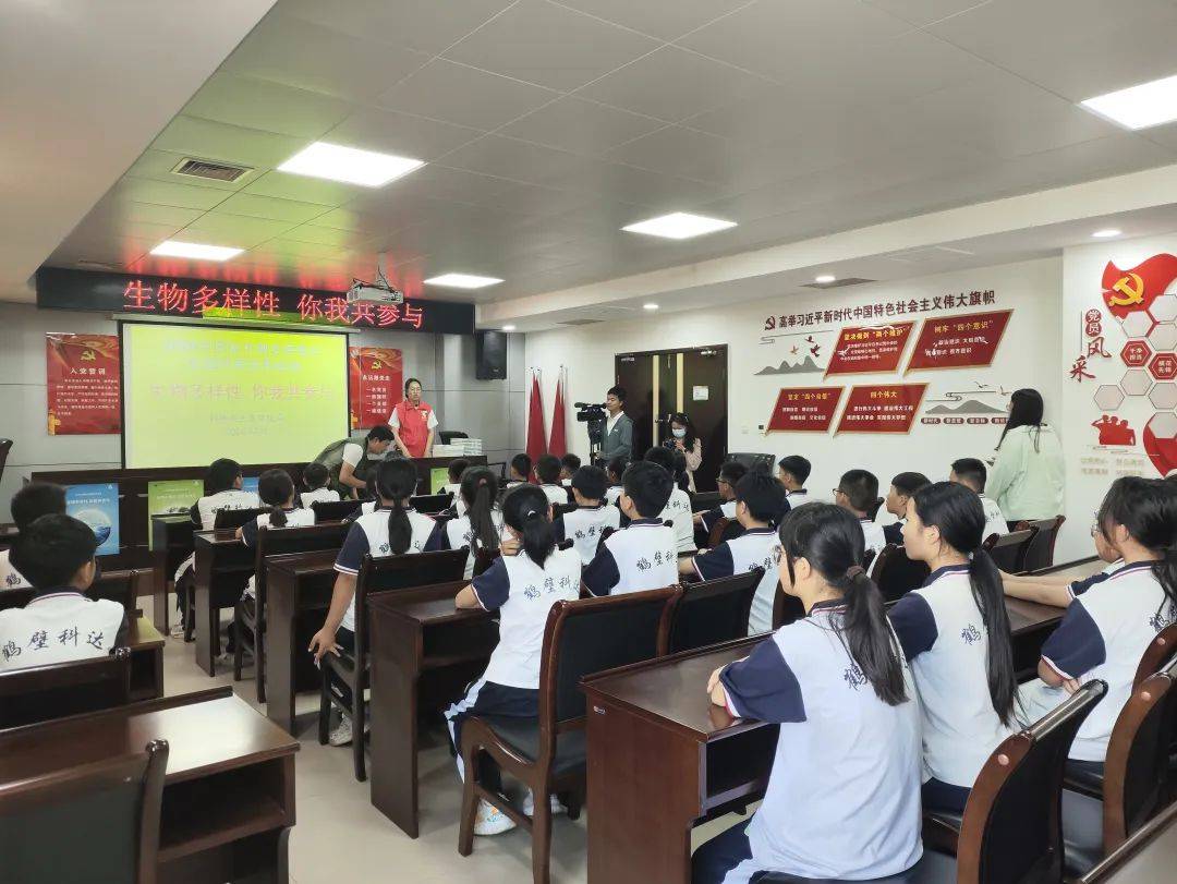 邀请科达学校学生走进河南省鹤壁生态环境监测中心,通过观看保护生物