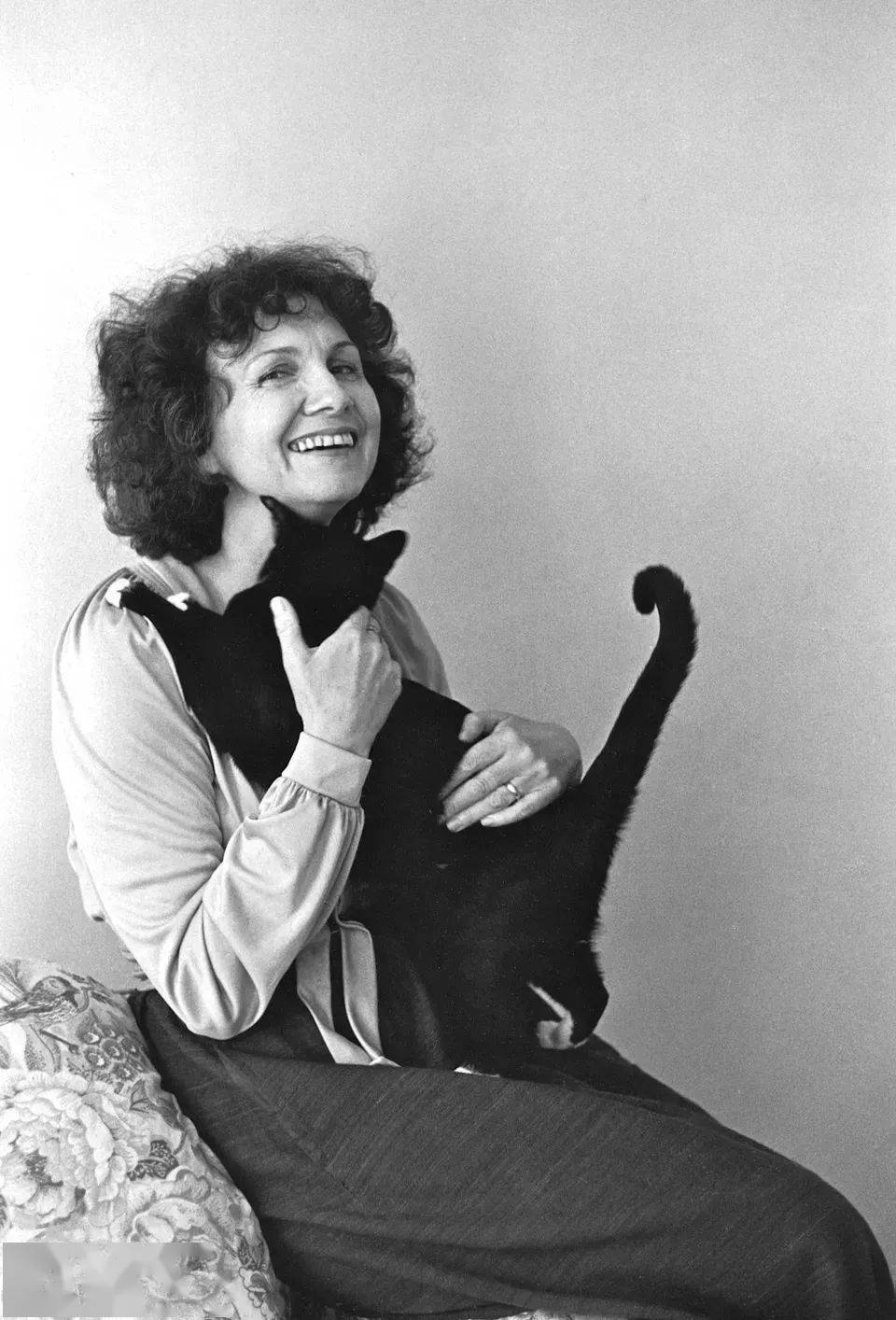 门罗永远在场,就像一百年后人们还在谈论伍尔夫 | 二湘空间 | 二湘