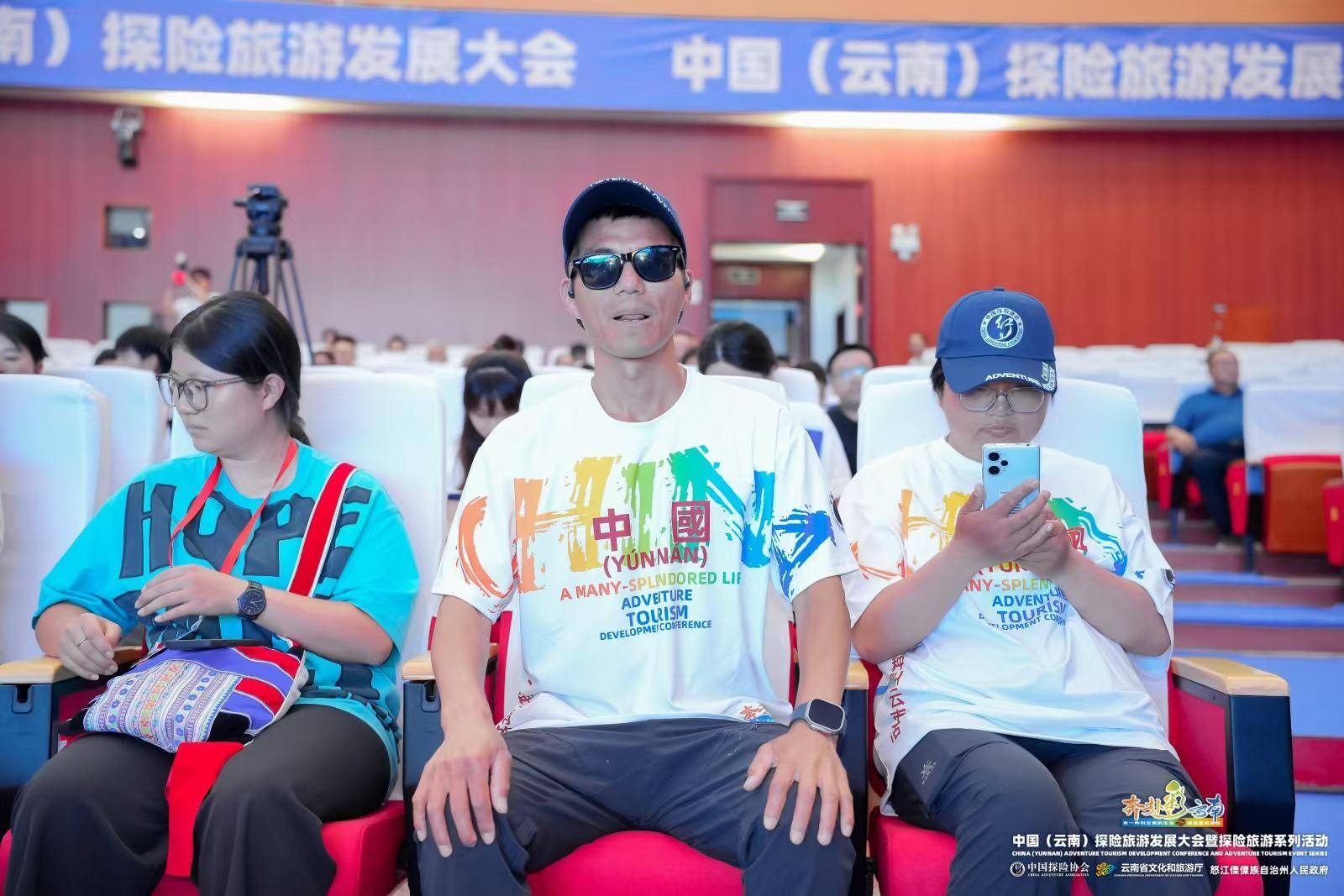 张洪和妻子在成都摆过地摊,打过工,开过店,后来去拉萨,在医院做保健