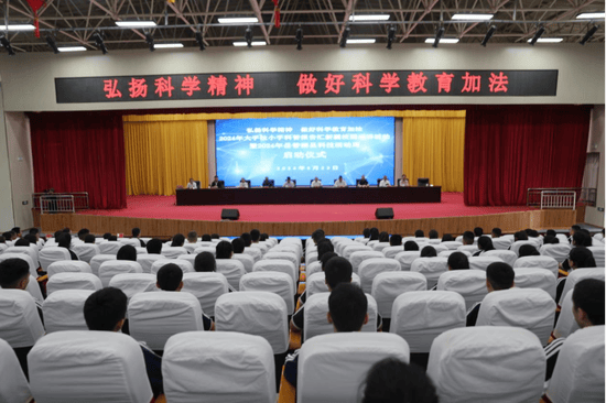 5名专家分别在岳普湖县会议中心,岳普湖县职业高中,岳普湖县第一中学