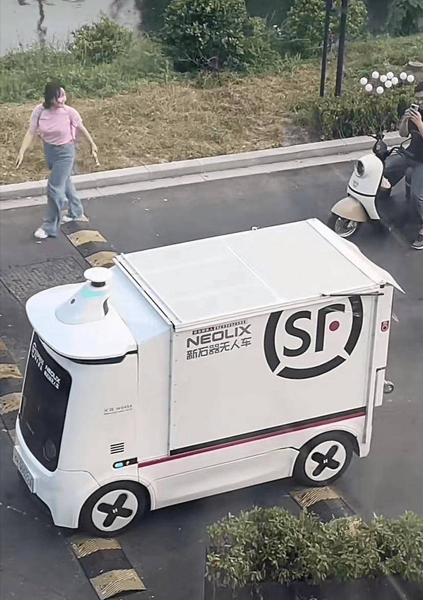 笑不活了!顺丰快递无人车上班"摸鱼"遭举报,路人小哥笑弯了腰