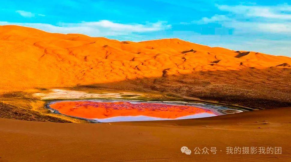 穿越腾格里沙漠, 找寻那一颗鲜红的地球之心乌兰湖, 远望广袤沙漠中