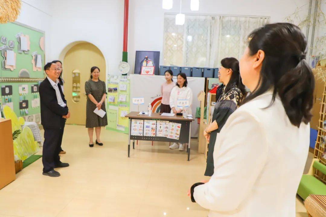 教育局基教二科科长李源滋,副科长赵蓉以及教师巩晶晶深入到比赛现场